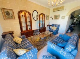 SLIEMA- GRAND & WELL PRESENTED THREE BEDROOM APARTMENT WITH CAR SPACES FOR-SALE